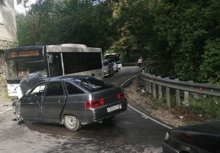 В Сочи в ДТП легковушки с городским автобусом пострадали два человека 
