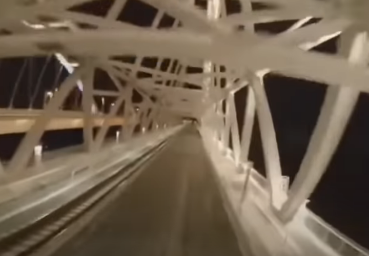 Зацепер пересек Крымский мост на крыше поезда ВИДЕО