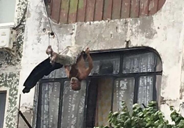 Житель Новороссийска запутался в бельевой веревке, падая с пятиэтажки