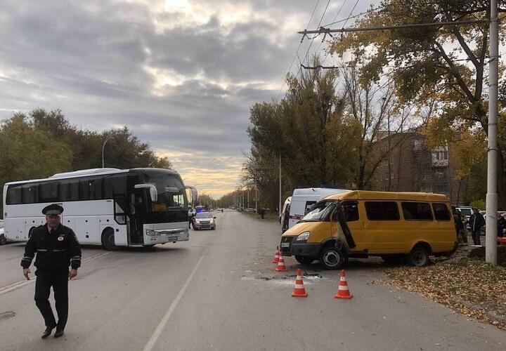 Ехавший в Геленджик автобус врезался в маршрутку