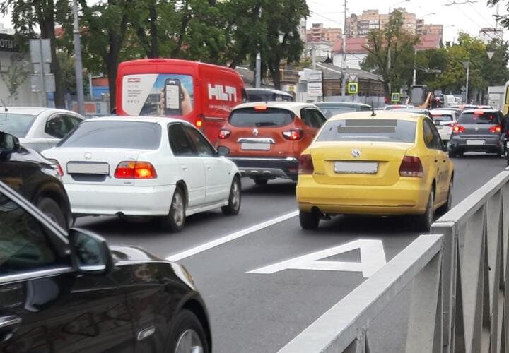 Идея фикс: транспорт по новой выделенке в Краснодаре обгоняют пешеходы