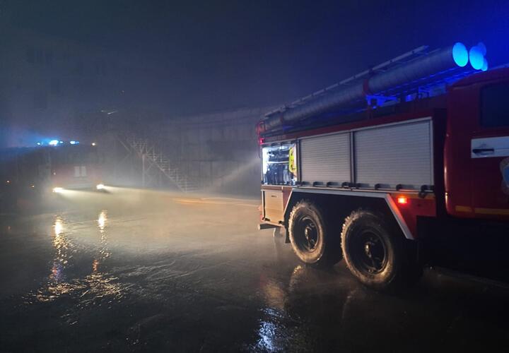 Крупный пожар охватил складские помещения в Анапе