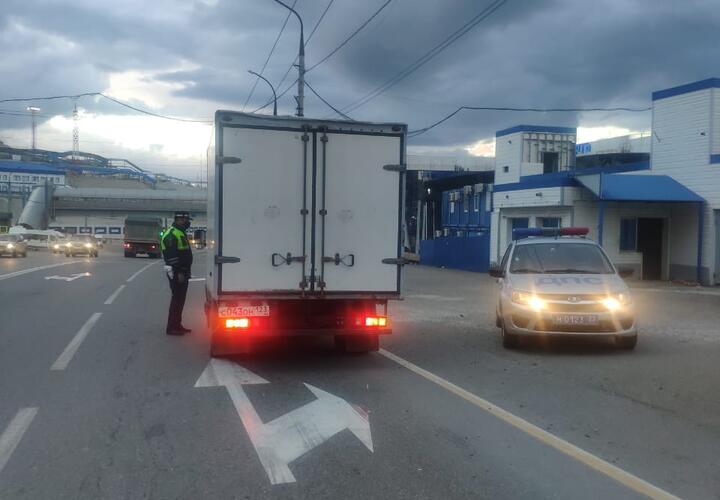 Между Новороссийском и Геленджиком запретили движение грузовиков