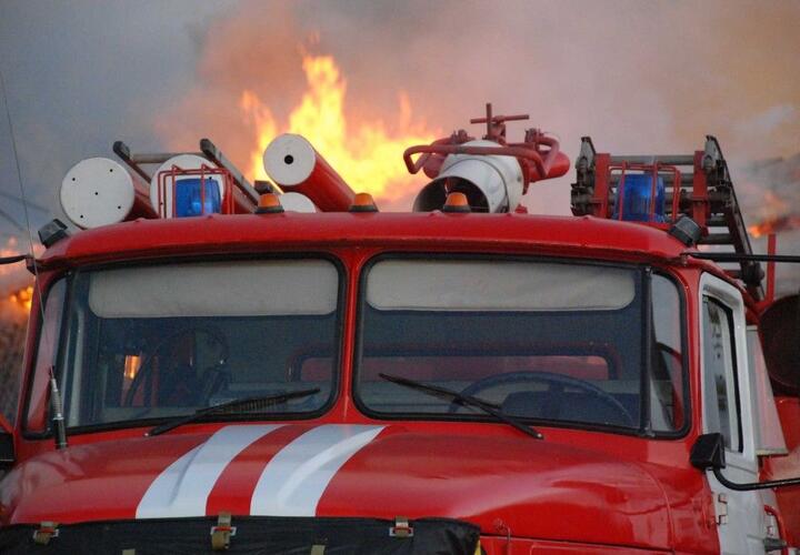 На Кубани шесть пожарных машин тушили пожар в станице