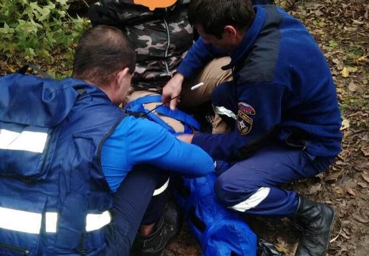 В Новороссийске спасатели помогли женщине, повредившей ногу в лесу ВИДЕО