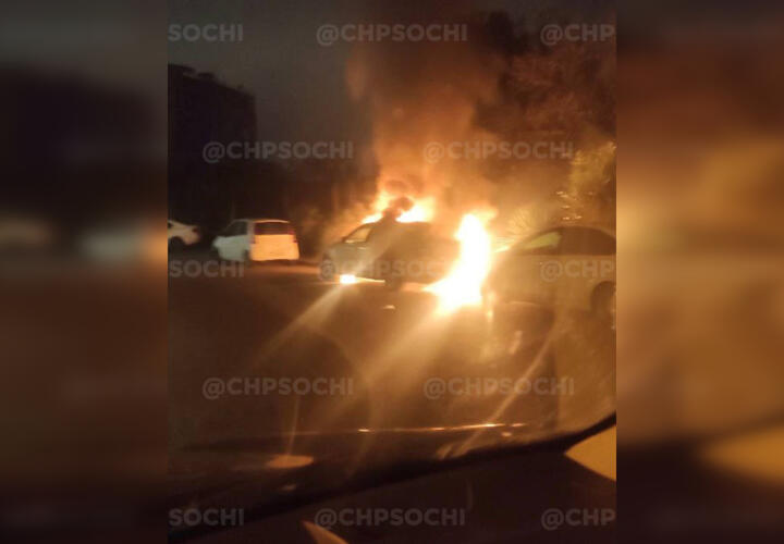 В Сочи у горбольницы сгорел автомобиль ВИДЕО