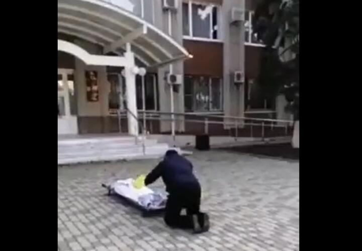 В Тимашевске мужчина принес мертвую жену к дверям администрации