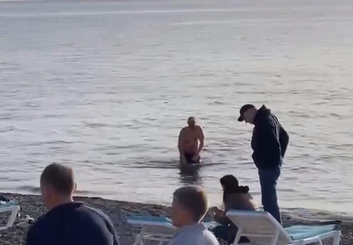 Купальный сезон в пуховике: люди продолжают отдыхать на пляжах Сочи