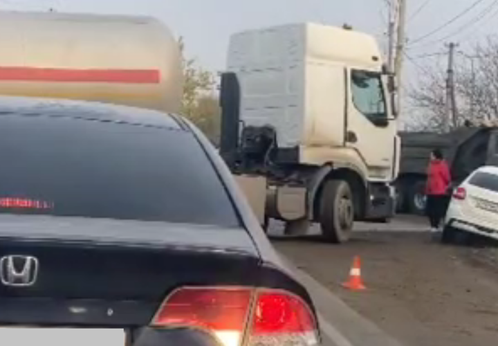 На Кубани «КамАЗ» перекрыл дорогу после аварии ВИДЕО