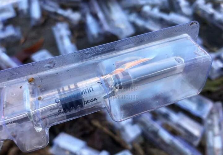Найденными у детсада в Краснодаре шприцами с вакциной занялись в прокуратуре