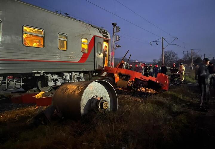 Пассажирский поезд «Владикавказ-Адлер» столкнулся с асфальтоукладчиком