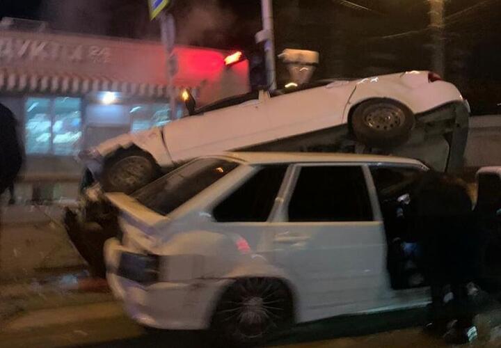 В Краснодаре в ночном ДТП одна легковушка заехала на крышу другой