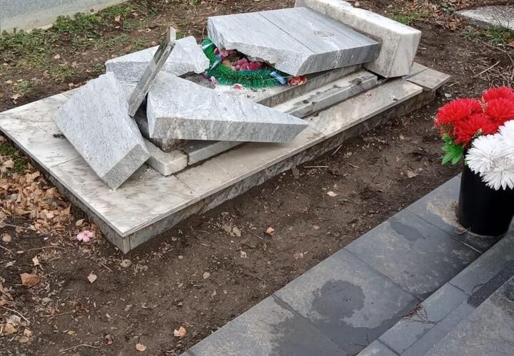 В Ленинградском районе школьники разбили десятки надгробий на кладбище