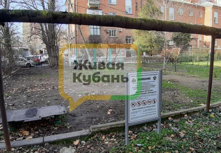 Власти Краснодара «украшают» останки детских площадок инфощитами ВИДЕО