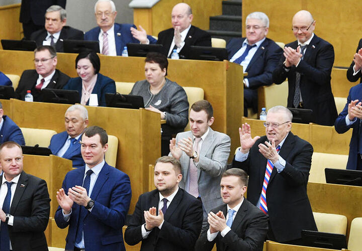 Депутаты Госдумы требуют поднять зарплату своим помощникам