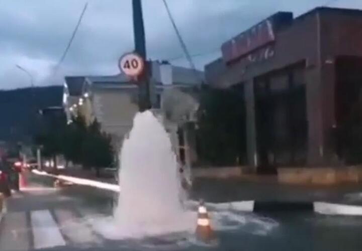 В центре Геленджика на дороге забил фонтан ВИДЕО