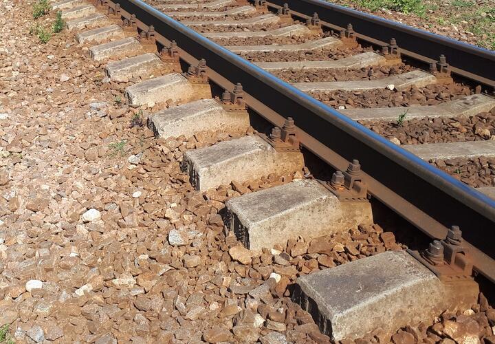 На Кубани 14-летняя девочка выжила, после того, как ее сбил поезд