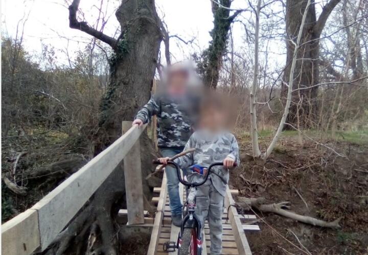 На Кубани неизвестный плотник подарил селянам мост