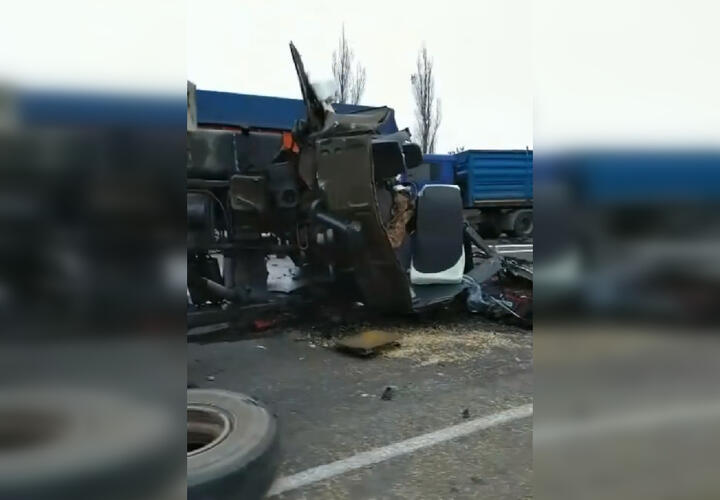На Кубани в аварии с тремя «КамАЗами» погиб водитель иномарки ВИДЕО