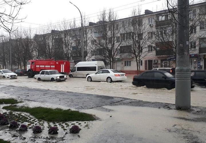 Новороссийск из-за сильных осадков постепенно уходит под воду ВИДЕО