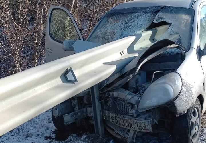 Под Новороссийском отбойник проткнул иномарку с пассажирами ВИДЕО