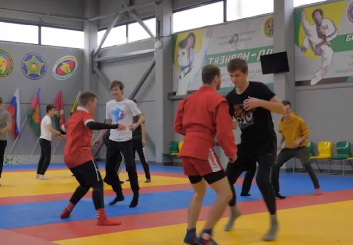 Ученики Усть-Лабинского лицея осваивают боевые искусства ВИДЕО