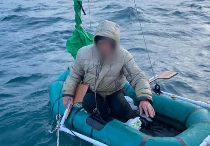 В Анапе ветер унес в открытое море мужчину на резиновой лодке 