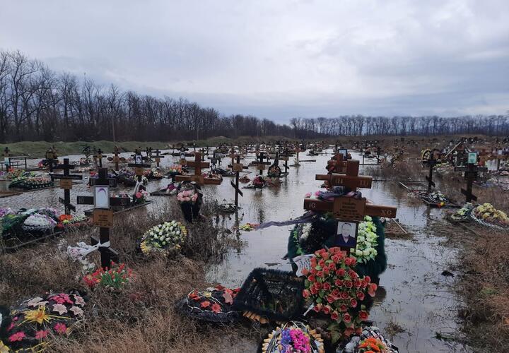 В Анапе затопило кладбище