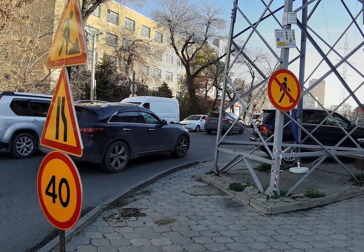 В центре Краснодара ремонт угрожает пешеходам