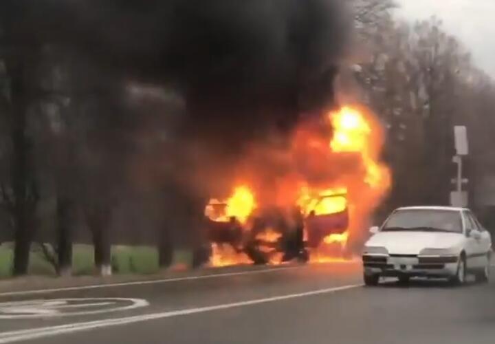 В Динском районе микроавтобус сгорел дотла ВИДЕО 