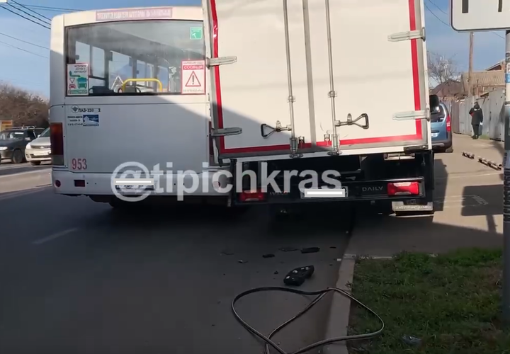 В Краснодаре маршрутка столкнулась с грузовиком ВИДЕО