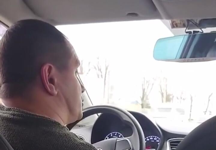 В Краснодаре таксист-антимасочник высадил пассажирку с пожилой мамой