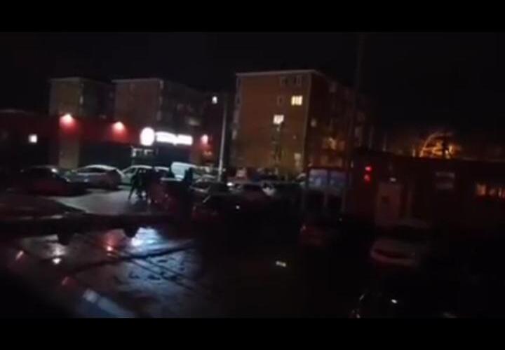 В Краснодаре участники ночной драки повредили несколько машин