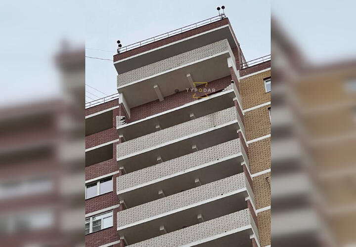 В Краснодаре ветер выбил кирпичный балкон ВИДЕО