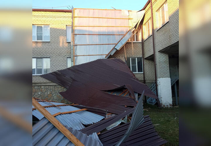 В Краснодарском крае сорвало крыши со школы и спорткомплекса ВИДЕО