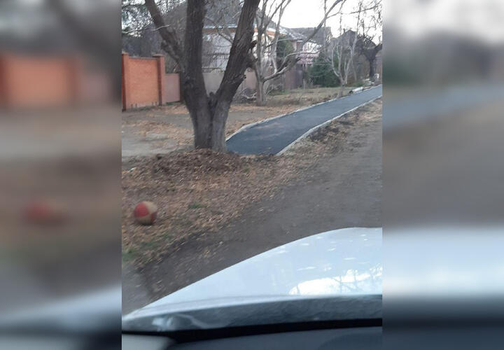 В Краснодарском крае заасфальтировали тротуар в никуда