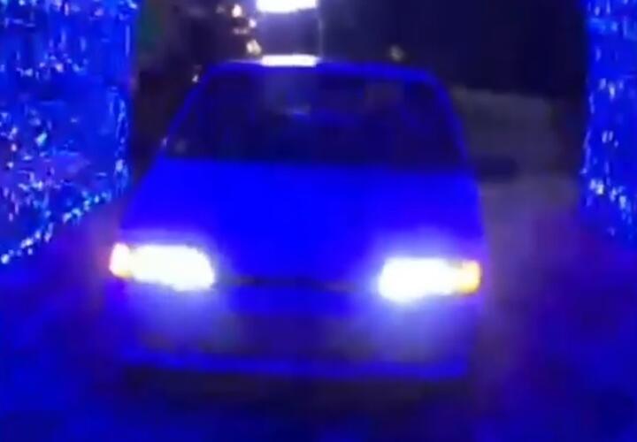 В Крымске легковушка заехала на тротуар под новогоднюю арку