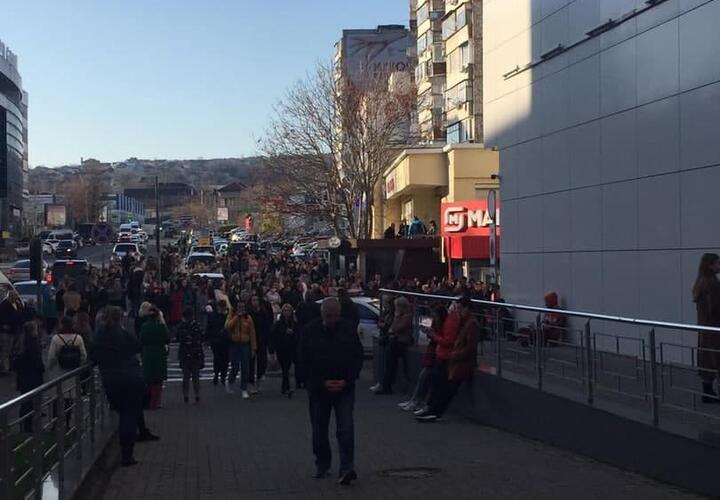 В Новороссийске эвакуировали людей из торгового центра