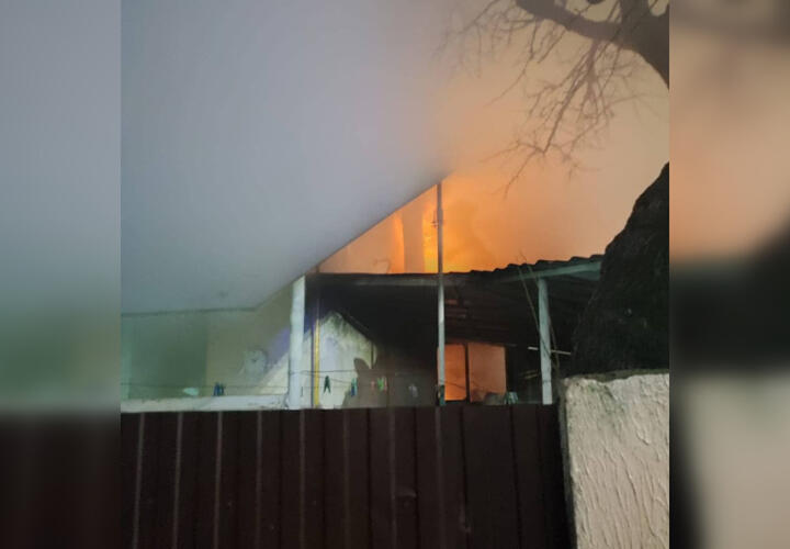 В Новороссийске ночью вспыхнул частный дом