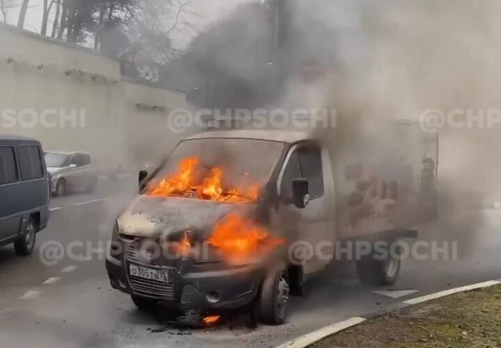В Сочи на трассе загорелся грузовик с хлебом ВИДЕО