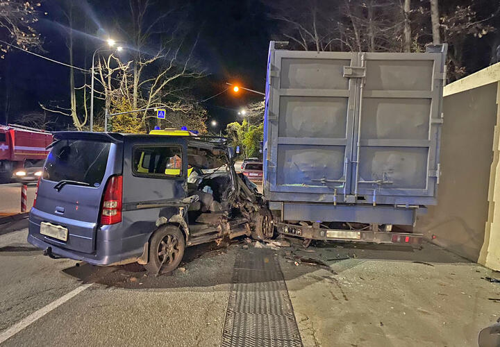 В Сочи водитель легковушки врезался в «КамАЗ» и застрял