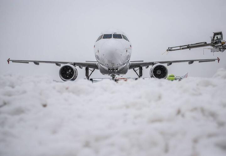 Аэропорт Краснодара за ночь отменил 16 рейсов из-за снегопада