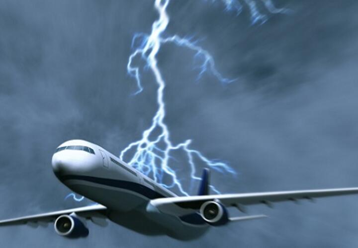 Молния ударила в самолет, заходивший на посадку в Сочи