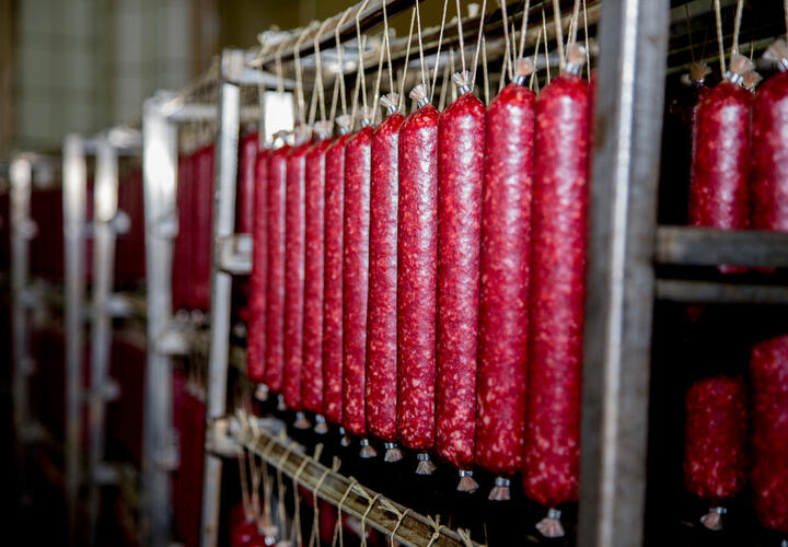 На Кубани колбасный цех изготовлял опасную продукцию в антисанитарных условиях