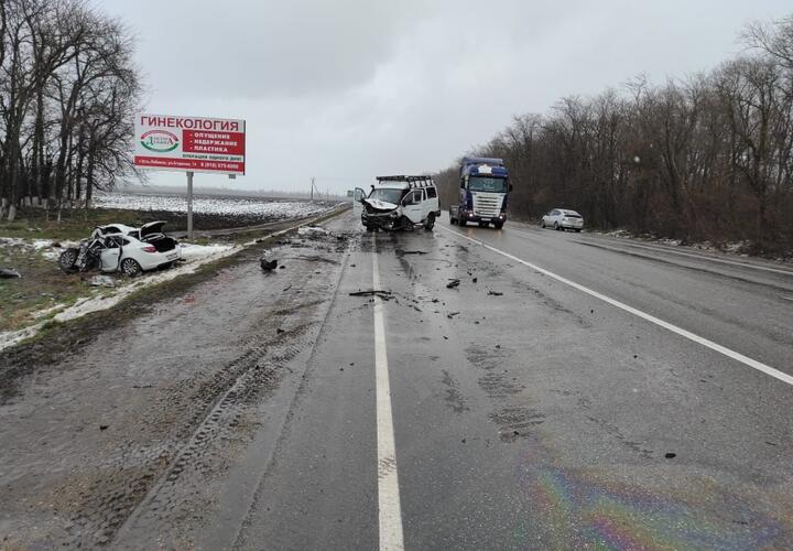 На Кубани в ДТП с «Соболем» погибли водитель иномарки и его пассажирка
