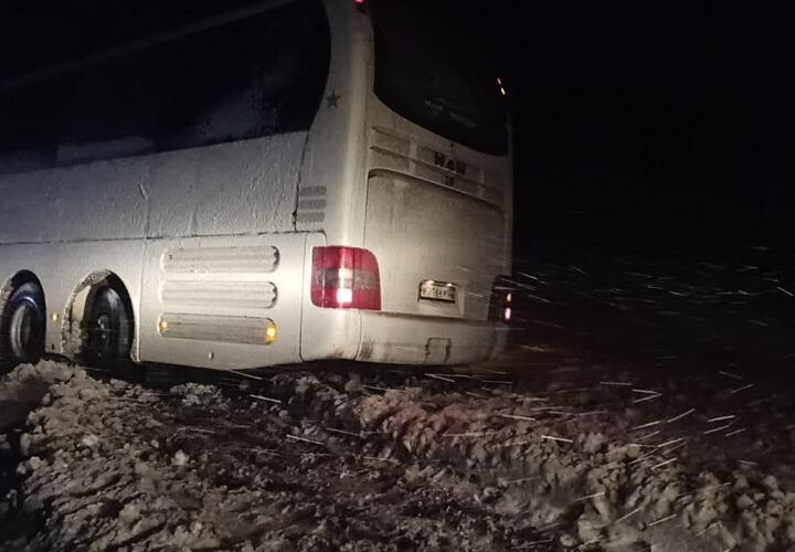 Рейсовый автобус, ехавший из Астрахани в Краснодар, попал в ДТП