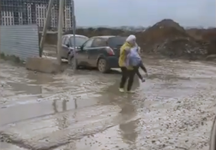 Ученики школы № 102 Краснодара прорываются к знаниям через непролазную грязь ВИДЕО