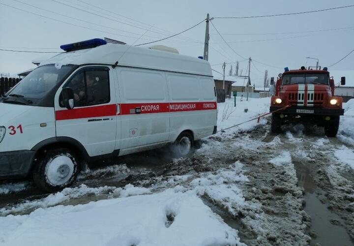 В Анапе на помощь медикам, застрявшим в снегу, пришли пожарные ВИДЕО