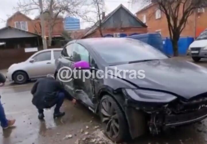 В центре Краснодара разбилась Tesla
