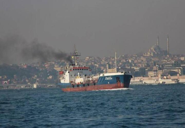 В Черном море у Таманского полуострова загорелся танкер с мазутом